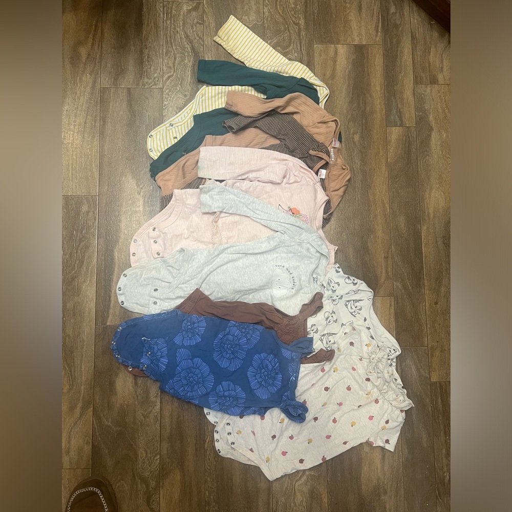 MOVING SALE EVERYTHING 5$ 24mo girl onesie bundle
